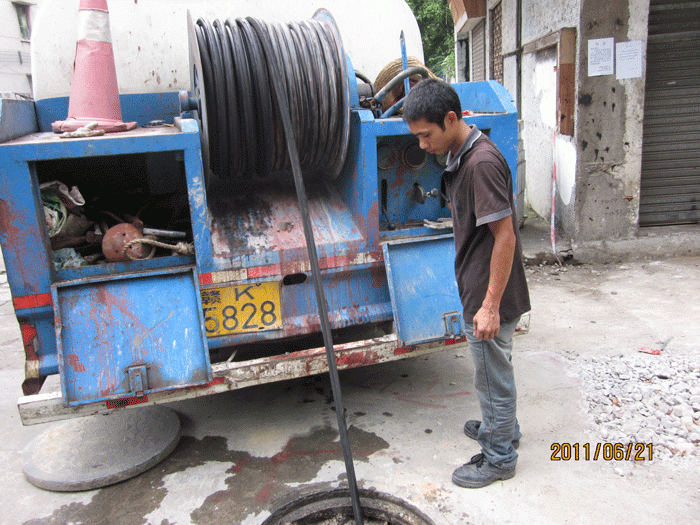 高壓車疏通下水道 