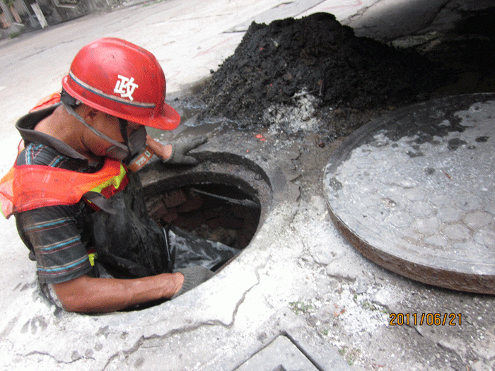 清理管道下井作業(yè) 