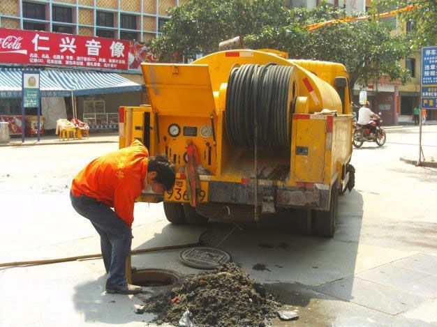 疏通市政下水道 