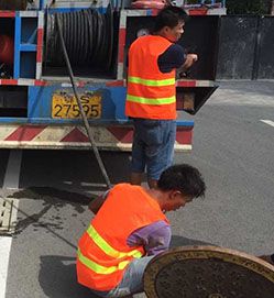 吸污車清理污泥 